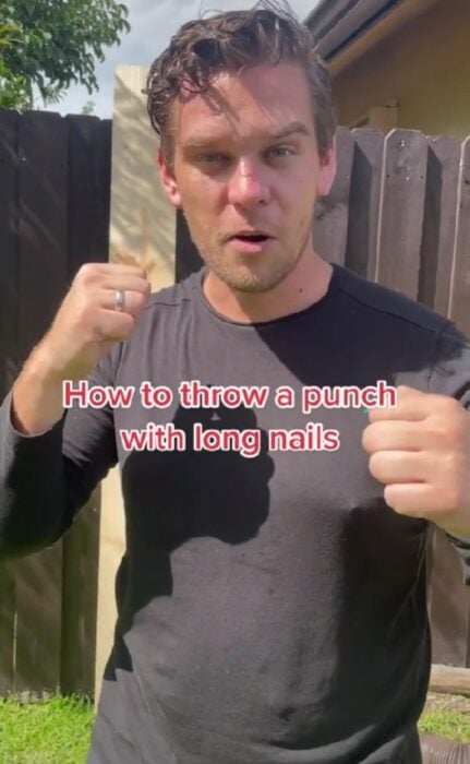 captura del vídeo de un hombre que enseña a dar golpes con uñas acrílicas 