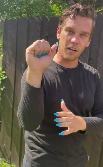 captura de vídeo de un hombre dando golpes con uñas acrílicas 