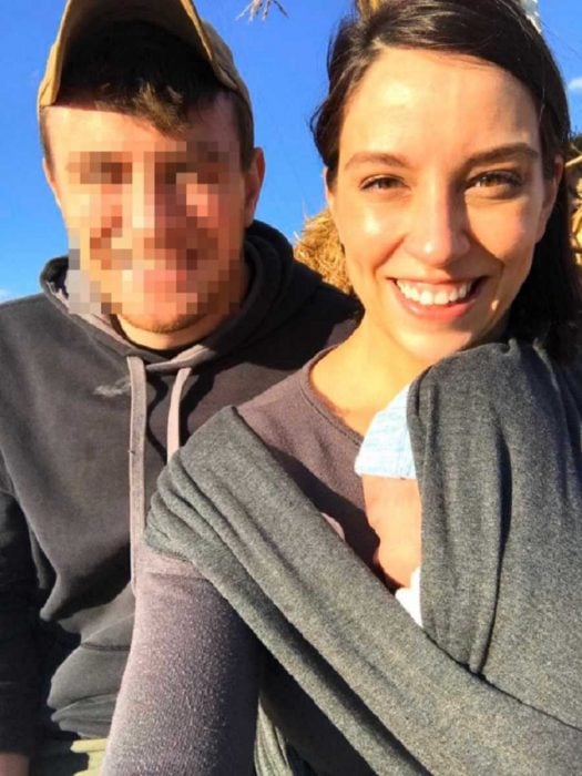 selfie de una pareja de esposos con un bebe