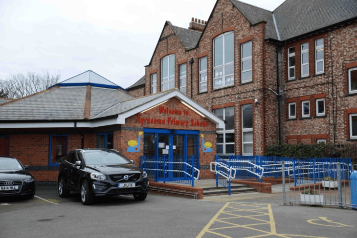 Fachada de la escuela primaria Ayresome en Inglaterra