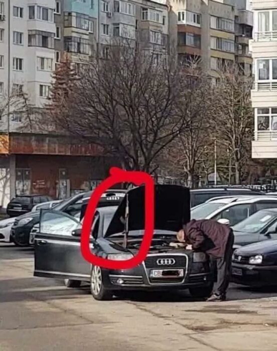 cofre de un auto arriba sostenido con un rifle