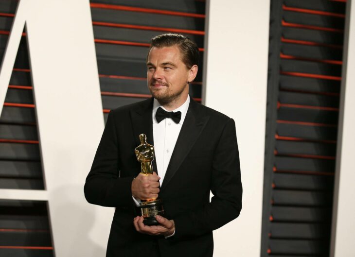 leonardo dicaprio posando con su premio óscar