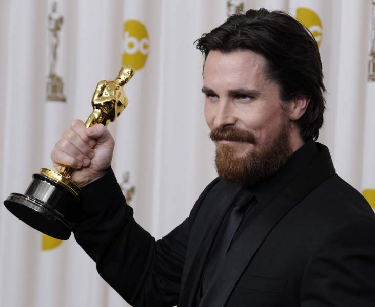 christian bale posando con su premio óscar