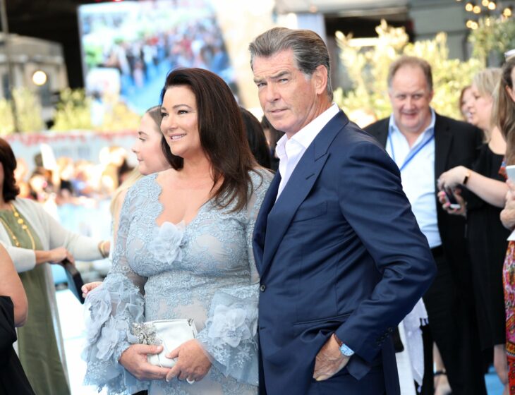 Pierce Brosnan y Keely Shaye juntos en un evento