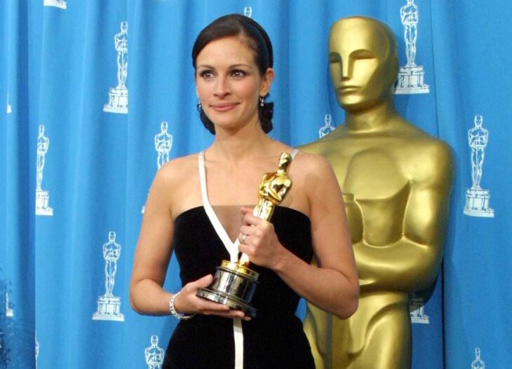 julia roberts posando con su premio óscar