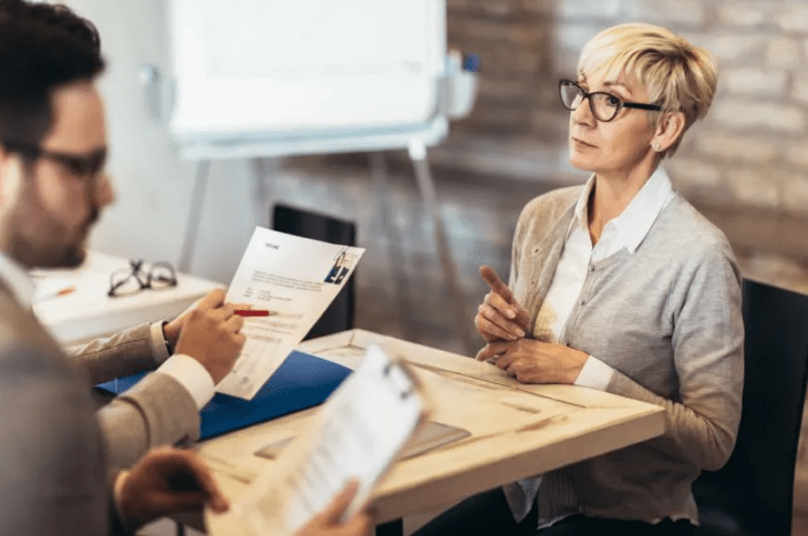 mujer en entrevista de trabajo