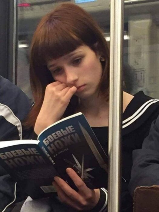 chica leyendo libro en metro ruso