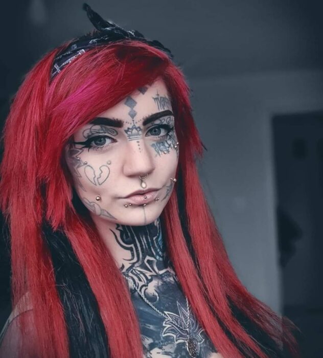 woman in England covered the tattoos on her face and was unrecognizable 