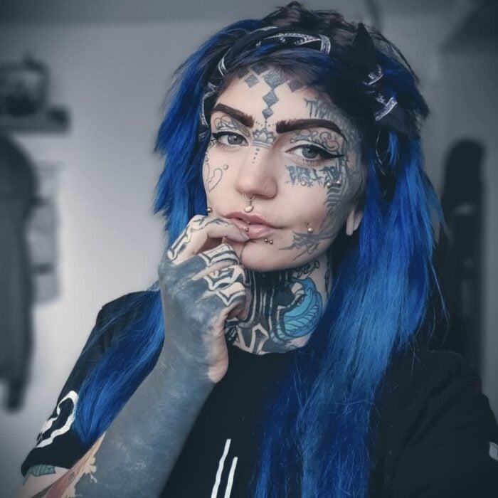 foto de una mujer con tatuajes en todo su rostro