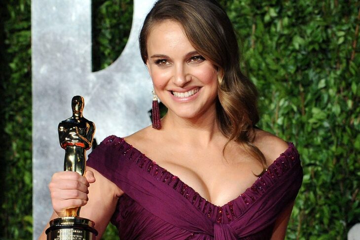 natalie portman posando con su premio óscar