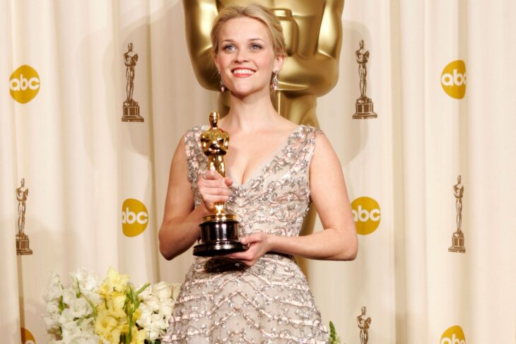 reese witherspoon posando con su premio óscar