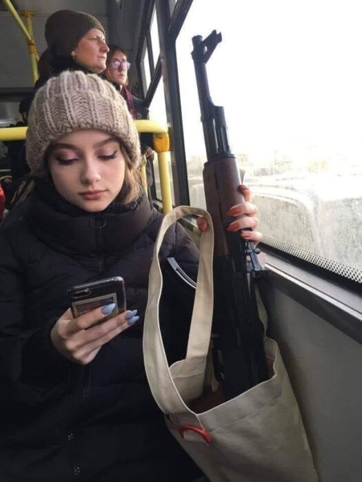 joven con rifle en tpe público ruso