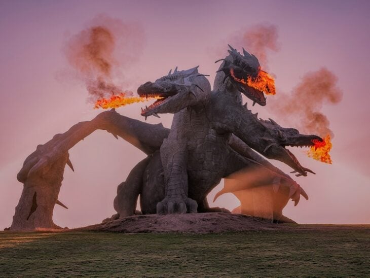 estatua de dragón de tres cabezas