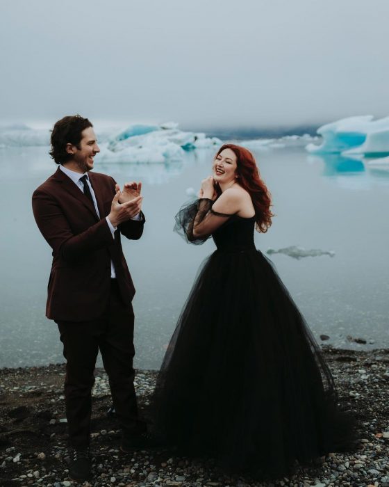 Pareja en su boda ¡Bye, bye tradiciones! Novia usa vestido negro en su boda y se ve hermosísima 