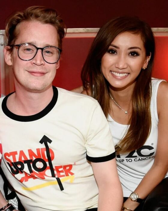 Macaulay Culkin y Brenda Songo sonriendo; ¡Viva el amor! Macaulay Culkin y Brenda Song se comprometen