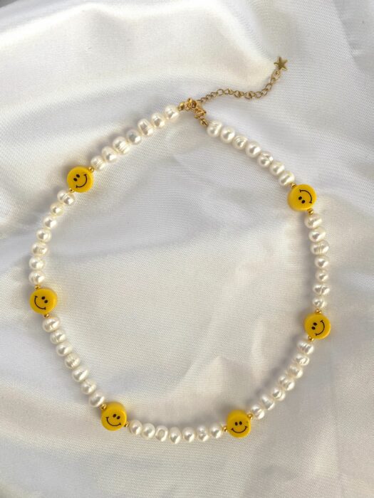 collar de perlas con caritas felices