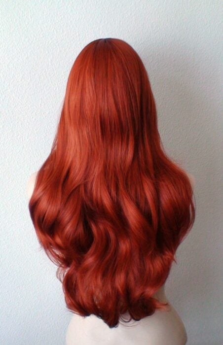 maniquí con una peluca de cabello color rojizo