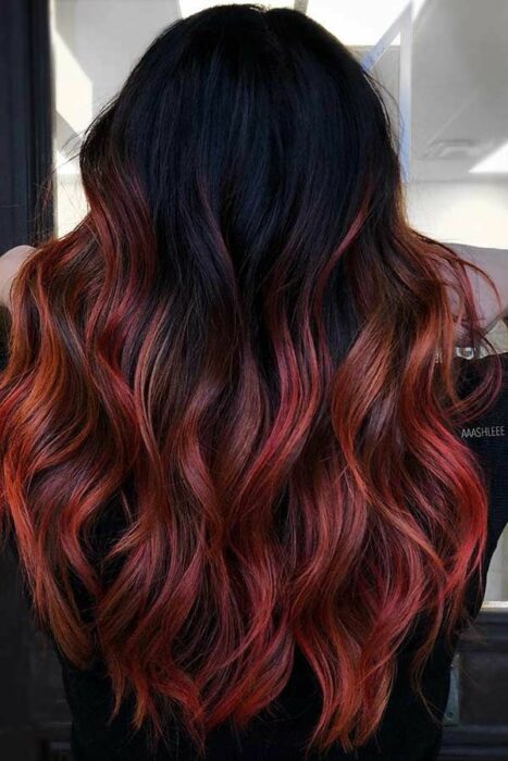 imagen de un cabello con un balayage rojo 