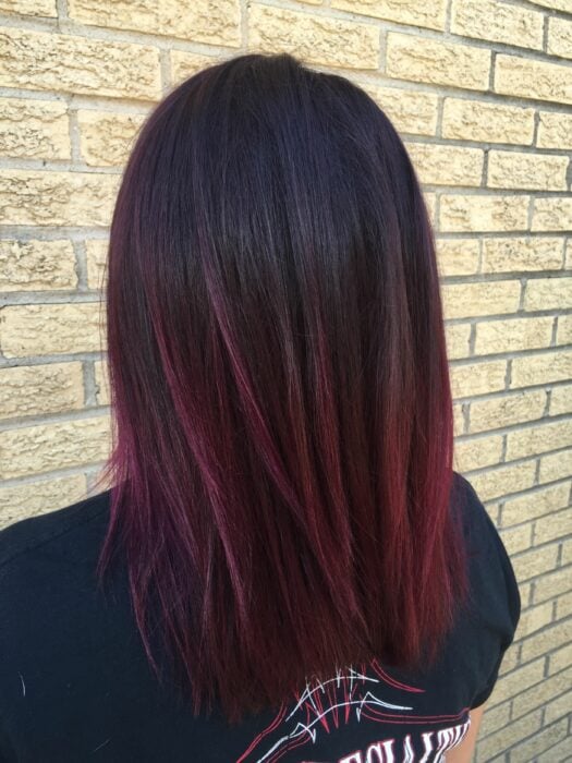 cabello con toques de color vino