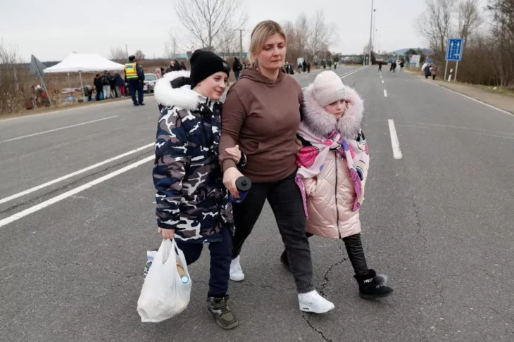 Anna Semyuk walking with her children