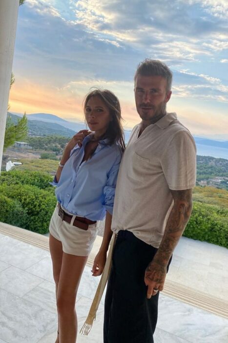 david y victoria beckham posando para una foto