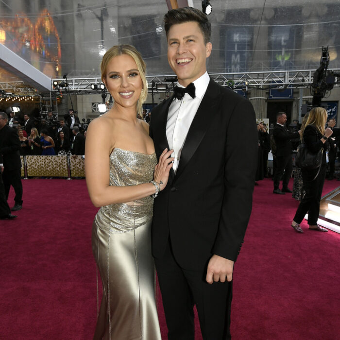 Scarlett Johansson y Colin Jost en alfombra roja