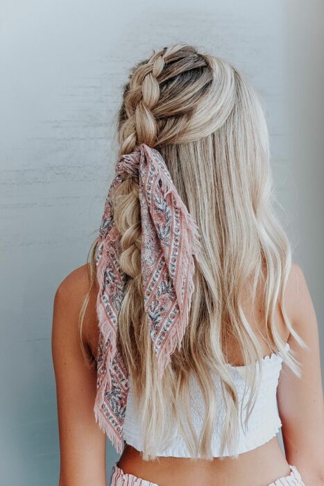 cabello de una chica usando un listón en su trenza 