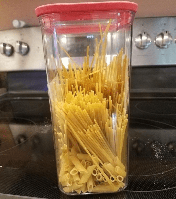 recipiente de vidrio con diferentes tipos de pasta dentro 