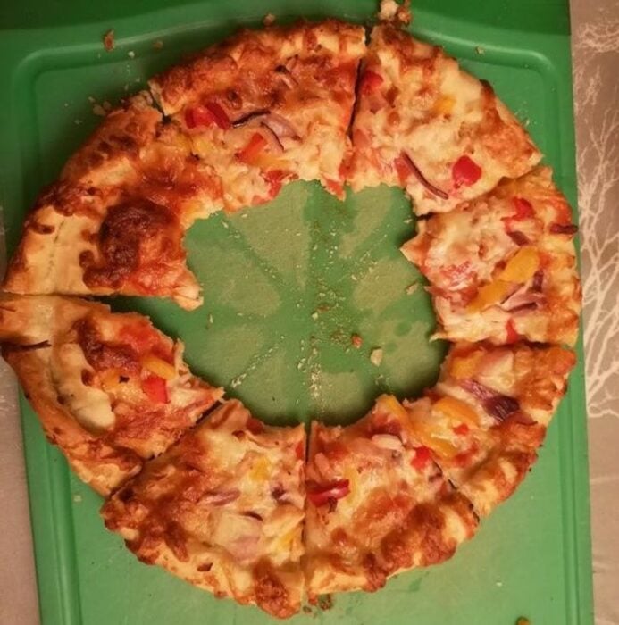 pizza con un hoyo justo en el centro 