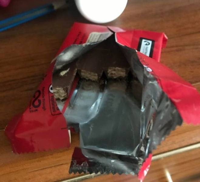 envoltura de un chocolate KitKat con la mitad de un chocolate dentro