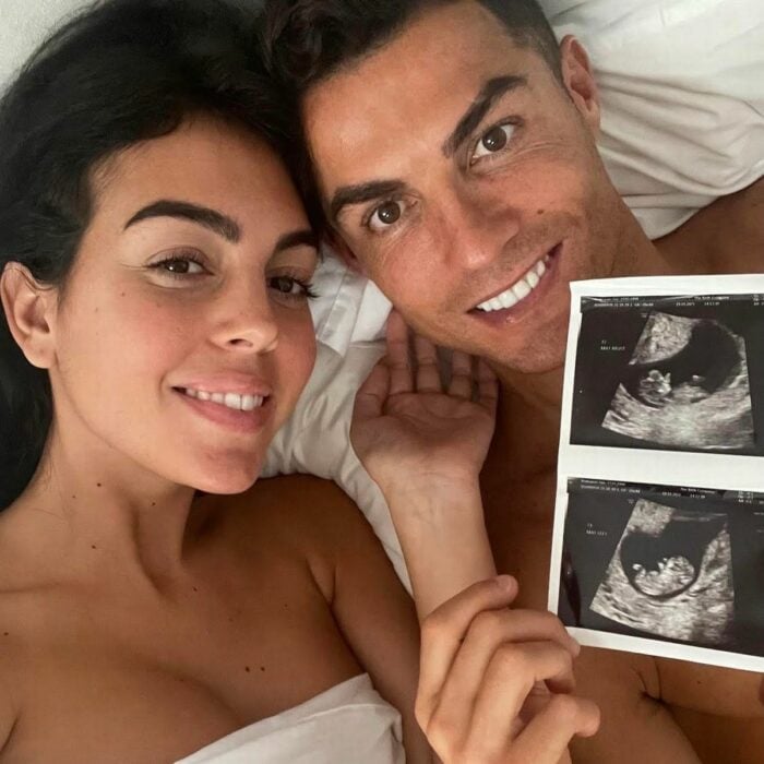 Georgina Rodríguez et Cristiano Ronaldo allongés montrant une échographie