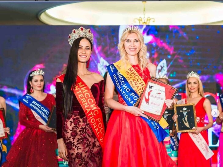 Yulia-Tarasevich Miss Internacional Rusia 2020 siendo coronada por su antecesora