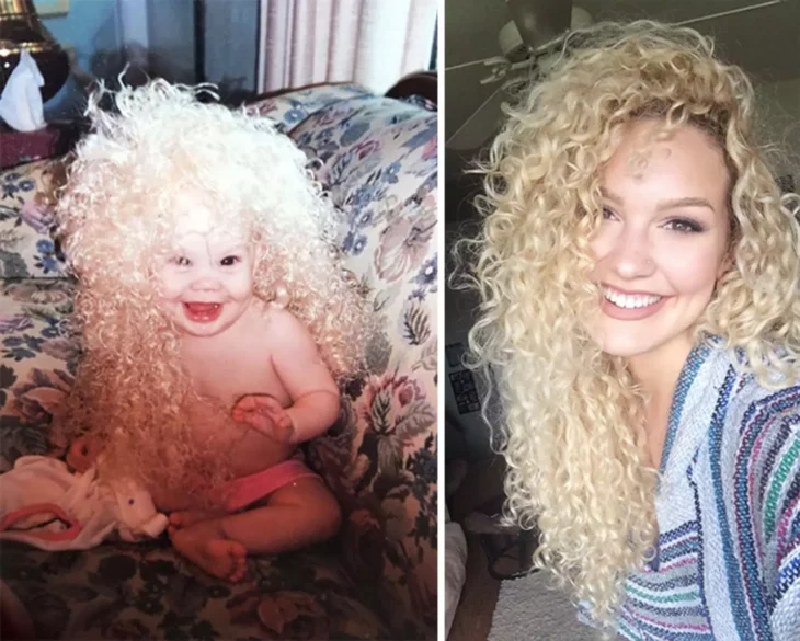 mujer a lado de una fotografía de ella misma con el mismo cabello rubio 