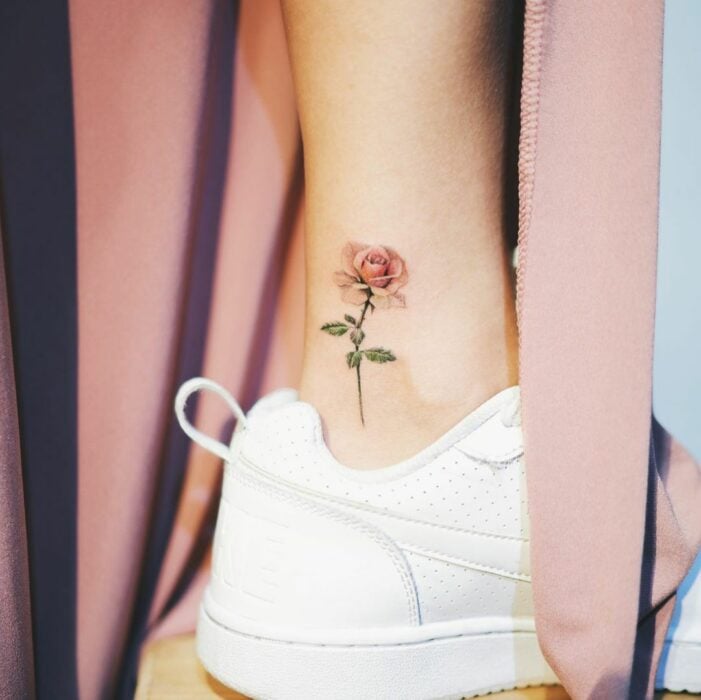 tatuaje de una rosa en el pie de una persona 