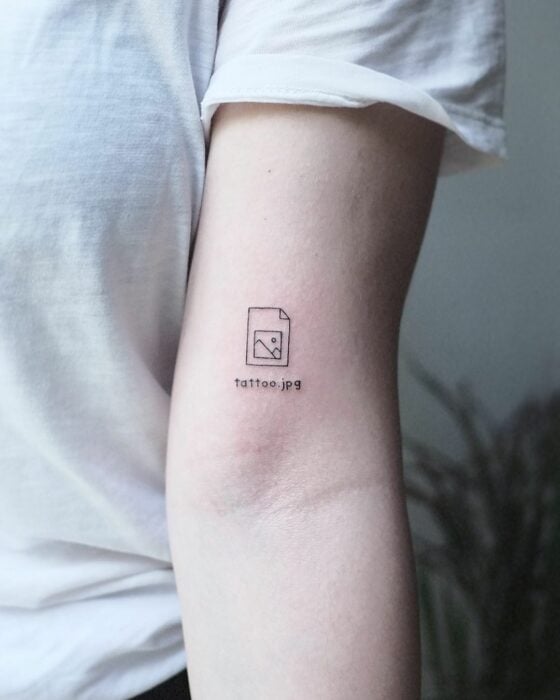 foto de un tatuaje en forma de una imagen en jpg en el brazo de una chica 