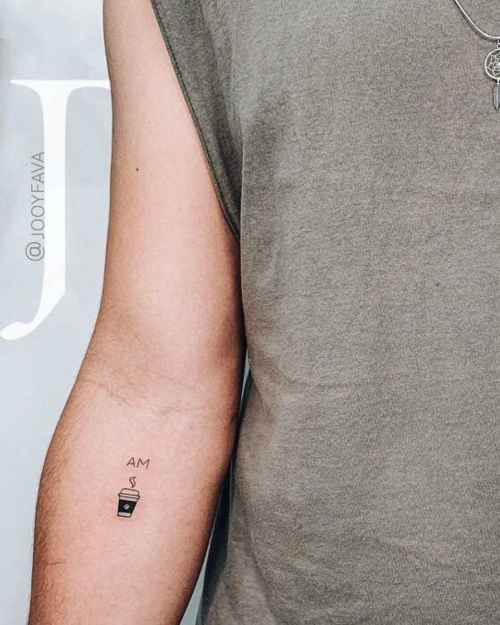 tatuaje de un café en el brazo de un chico