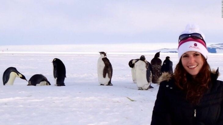 Nicole McGrath con pingüinos