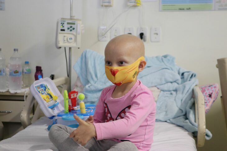 niña enferma en un hospital