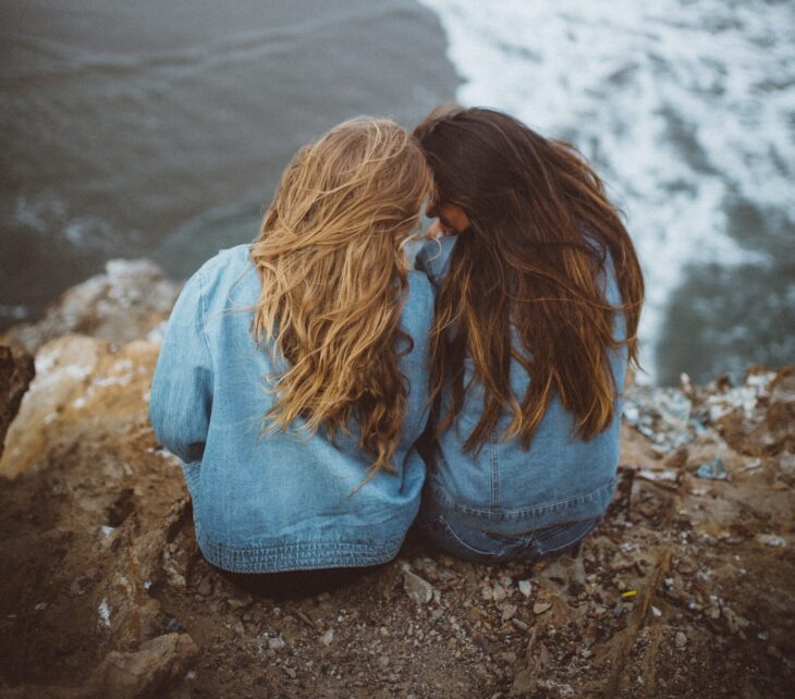 Amigas sentadas a la orilla del río