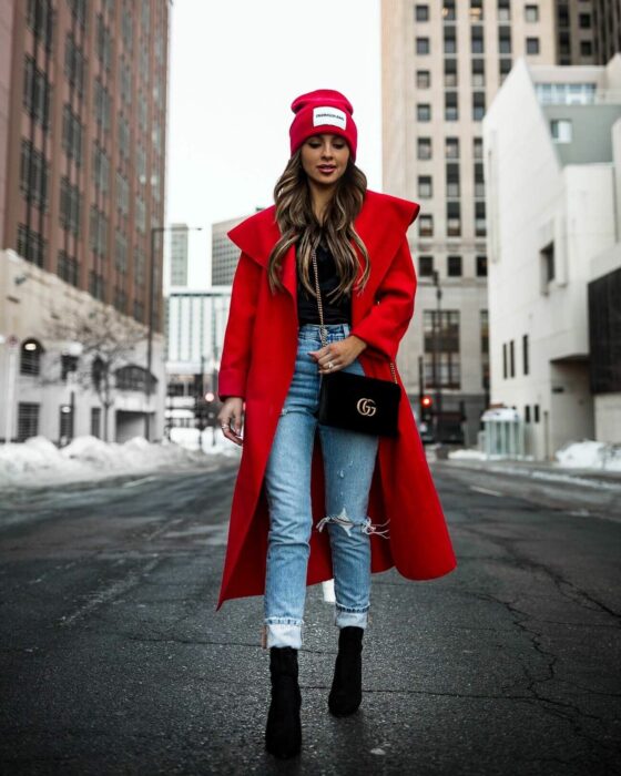 outfit casual de jeans con un saco rojo