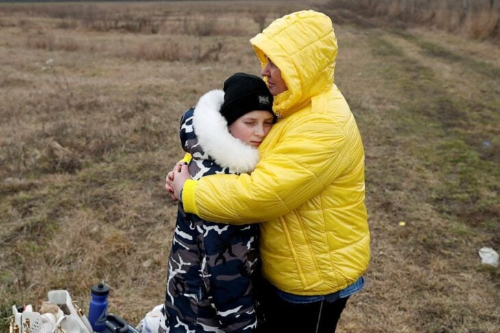 Nataliya Ableyeva abrazando al niño bajo su cuidado