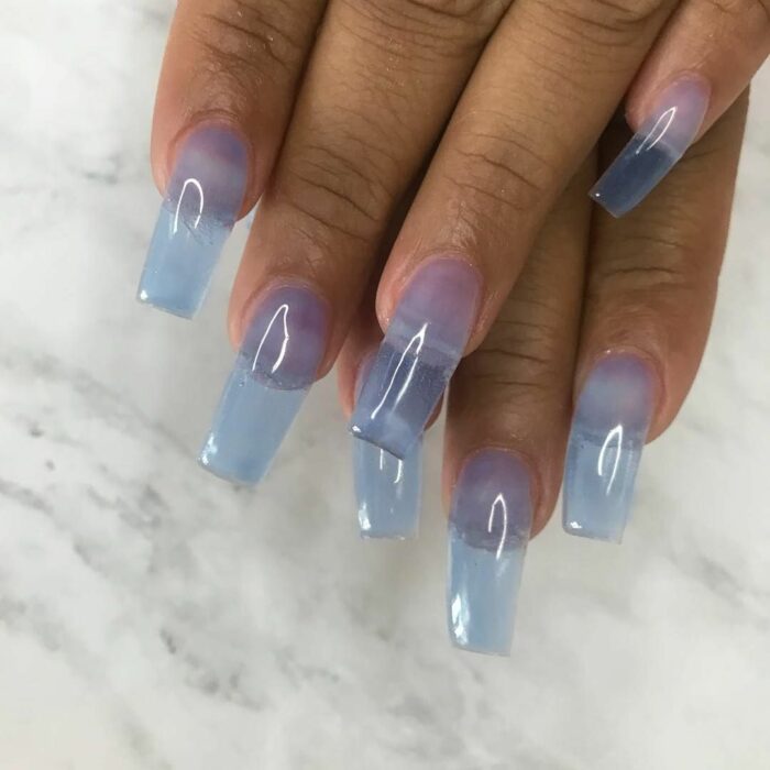 uñas acrílicas azul pastel transparentes