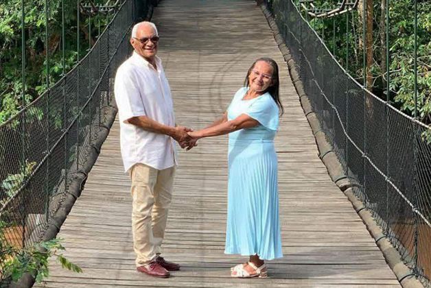 Dira Ferreira and Sebastião Inácio holding hands