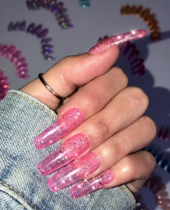 uñas acrílicas rosa intenso transparentes