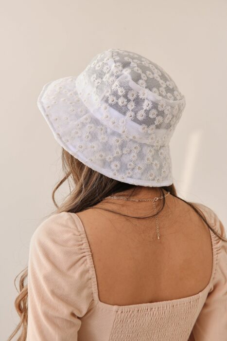 bucket hat o sombrero de pescador transparente con flores