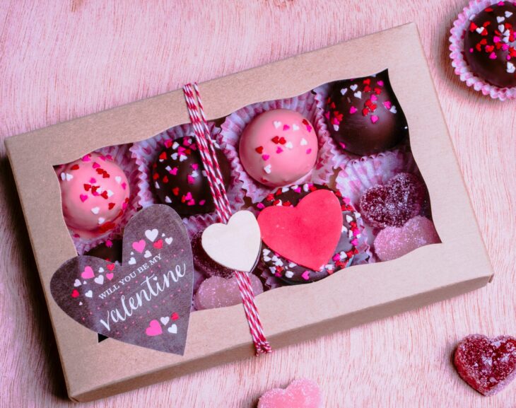 Box of cake-pops for Valentine's Day