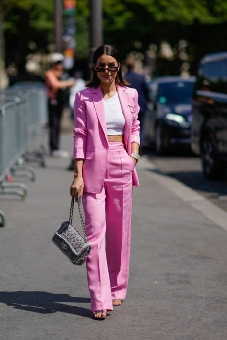 outfit crop top blazer rosa chic