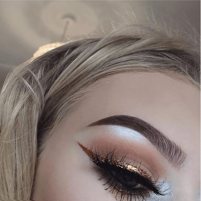 delineado glam dorado