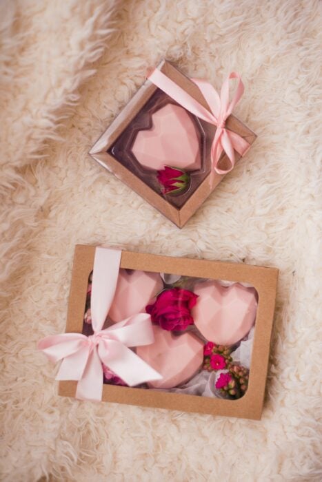 Caja de corazones de chocolate para San Valentín