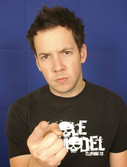 Pierre Bouvier apuntando